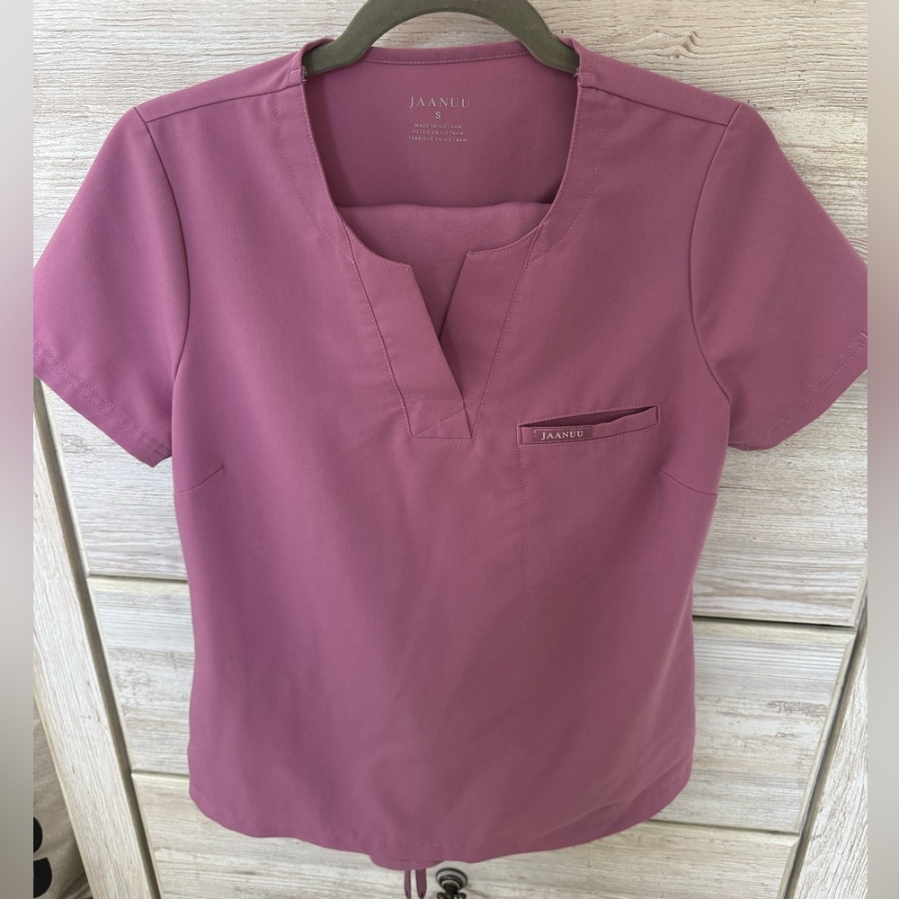 Jannuu scrub top